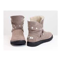 Зимние сапожки в стиле UGG из натуральной замши бежевого цвета, украшены  ремешками с металлическими заклепками, Коллекция Осень-Зима от Джино Фиджини, Б-17114-06