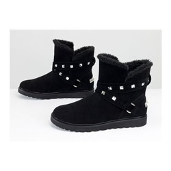 Зимние сапожки в стиле UGG из натуральной замши черного цвета, украшены  ремешками с металлическими заклепками, Коллекция Осень-Зима от Джино Фиджини, Б-17114-05