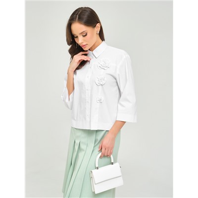 Блузка белая с декоративными цветами
