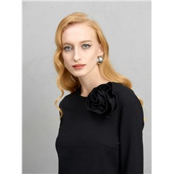 Черная блуза с цветком