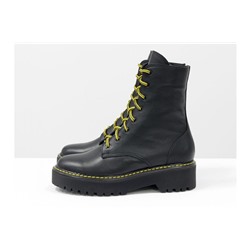 Женские ботинки на шнуровке в стиле Dr. Martens, выполнены из натуральной лицевой кожи черного цвета, на утолщенной подошве, с характерной желтой отстрочкой, Б-2069-04