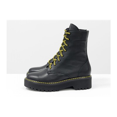 Женские ботинки на шнуровке в стиле Dr. Martens, выполнены из натуральной лицевой кожи черного цвета, на утолщенной подошве, с характерной желтой отстрочкой, Б-2069-04