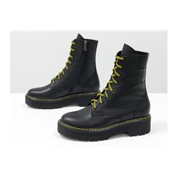 Женские ботинки на шнуровке в стиле Dr. Martens, выполнены из натуральной лицевой кожи черного цвета, на утолщенной подошве, с характерной желтой отстрочкой, Б-2069-04