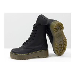 Женские ботинки на шнуровке в стиле Dr. Martens, выполнены из натуральной матовой кожи черного цвета, на утолщенной подошве, с характерной желтой отстрочкой, Б-2069-03