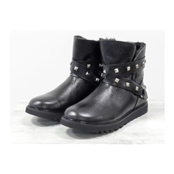 Зимние сапожки в стиле UGG из натуральной кожи черного цвета с блеском, украшены  ремешками с металлическими заклепками, Коллекция Осень-Зима от Gino Figini, Б-17114-03