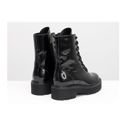 Женские лаковые ботинки на шнуровке в стиле Dr. Martens, выполнены из натуральной лаковой кожи черного цвета, на утолщенной подошве, Б-2069-05