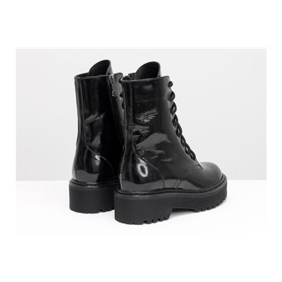 Женские лаковые ботинки на шнуровке в стиле Dr. Martens, выполнены из натуральной лаковой кожи черного цвета, на утолщенной подошве, Б-2069-05