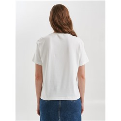 Футболка молочного цвета с принтом