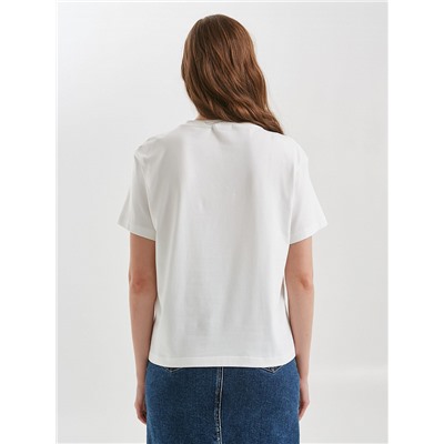 Футболка молочного цвета с принтом