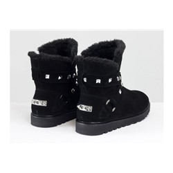 Зимние сапожки в стиле UGG из натуральной замши черного цвета, украшены  ремешками с металлическими заклепками, Коллекция Осень-Зима от Джино Фиджини, Б-17114-05