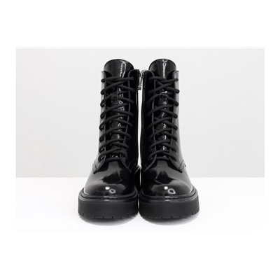 Женские лаковые ботинки на шнуровке в стиле Dr. Martens, выполнены из натуральной лаковой кожи черного цвета, на утолщенной подошве, Б-2069-05