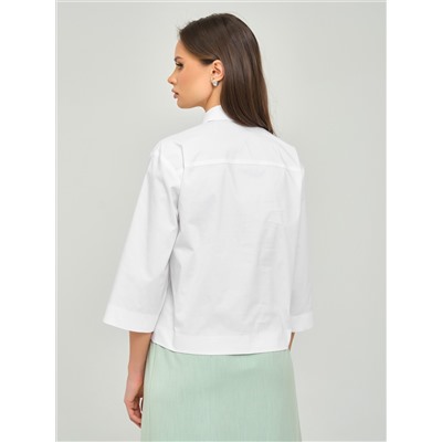 Блузка белая с декоративными цветами