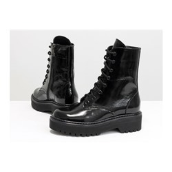 Женские лаковые ботинки на шнуровке в стиле Dr. Martens, выполнены из натуральной лаковой кожи черного цвета, на утолщенной подошве, Б-2069-05