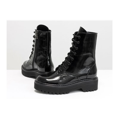 Женские лаковые ботинки на шнуровке в стиле Dr. Martens, выполнены из натуральной лаковой кожи черного цвета, на утолщенной подошве, Б-2069-05