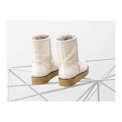 Женские нарядные сапожки в стиле UGG из натуральной кожи молочного цвета, на светлой подошве, Коллекция Осень-Зима от ТМ Gino Figini, Б-1993-01