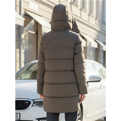 Куртка зимняя женская классическая с капюшоном коричневого цвета 7671K