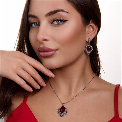 Комплект ювелирной бижутерии коллекция "Дубай" серьги и кулон, покрытие посеребрение, вставка: пластик и марказиты, цвет: бордовый и графитовый, арт.414.645