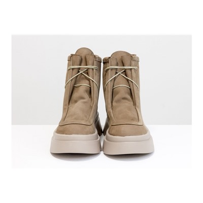 Бежевые ботинки на шнуровке в стиле desert boots, выполнены из натуральной кожи нубук, на высокой ребристой подошве, Б-2175-03