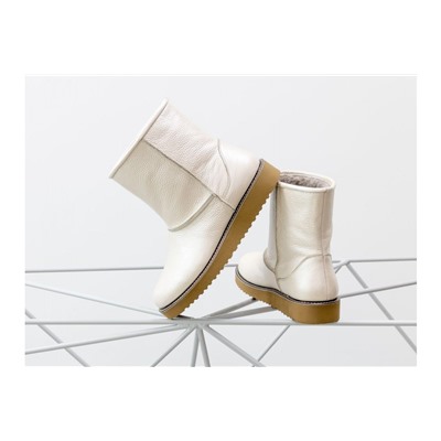 Женские нарядные сапожки в стиле UGG из натуральной кожи молочного цвета, на светлой подошве, Коллекция Осень-Зима от ТМ Gino Figini, Б-1993-01