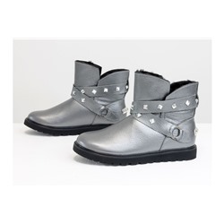 Зимние ботиночки в стиле UGG из натуральной кожи флотар серого цвета с перламутровым блеском, украшены  ремешками с металлическими заклепками, Коллекция Осень-Зима от GF, Б-17114-07