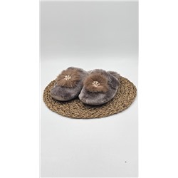 Женские тапочки из мутона с помпоном