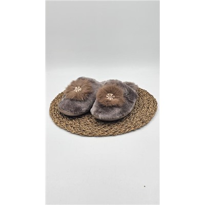 Женские тапочки из мутона с помпоном