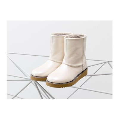 Женские нарядные сапожки в стиле UGG из натуральной кожи молочного цвета, на светлой подошве, Коллекция Осень-Зима от ТМ Gino Figini, Б-1993-01