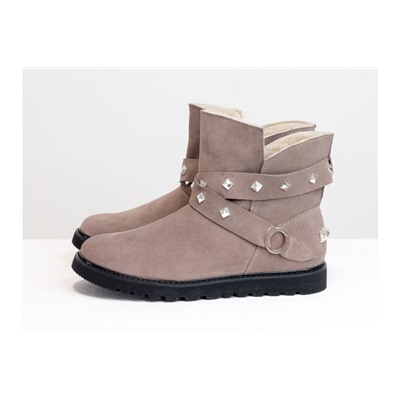 Зимние сапожки в стиле UGG из натуральной замши бежевого цвета, украшены  ремешками с металлическими заклепками, Коллекция Осень-Зима от Джино Фиджини, Б-17114-06