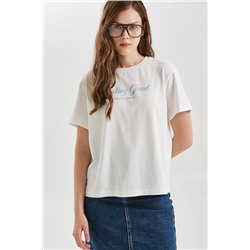 Футболка молочного цвета с принтом