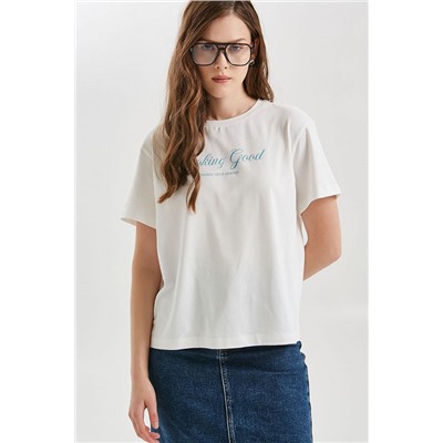 Футболка молочного цвета с принтом