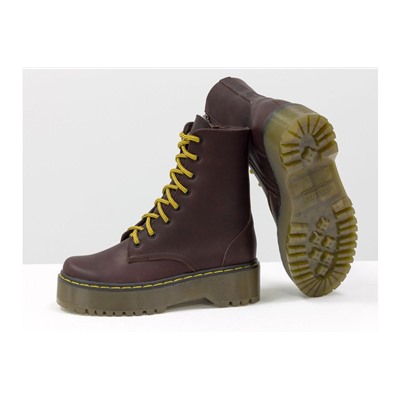 Женские ботинки на шнуровке в стиле Dr. Martens, выполнены из натуральной матовой кожи коричневого цвета, на утолщенной подошве, с характерной желтой отстрочкой и шнурками в цвет, Б-2069-01
