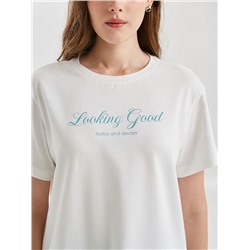 Футболка молочного цвета с принтом