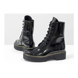 Женские лаковые ботинки на шнуровке в стиле Dr. Martens, выполнены из натуральной лаковой кожи черного цвета, на утолщенной подошве с желтой отстрочкой, Б-2069-06