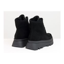 Ботинки на шнуровке в стиле desert boots, выполнены из натуральной черной замши, на высокой ребристой черной подошве, Б-2175-02
