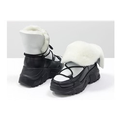 Яркие женские ботинки, в стиле Moon Boot, из натуральной кожи черного цвета и меха овечки белого цвета, на современной высокой платформе практичного черного цвета, Б-19126-02