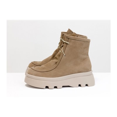 Бежевые ботинки на шнуровке в стиле desert boots, выполнены из натуральной кожи нубук, на высокой ребристой подошве, Б-2175-03