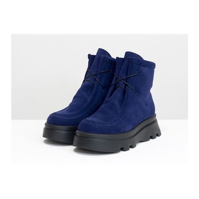 Ботинки на шнуровке в стиле desert boots, выполнены из натуральной синей замши, на высокой ребристой черной подошве, Б-2175-04