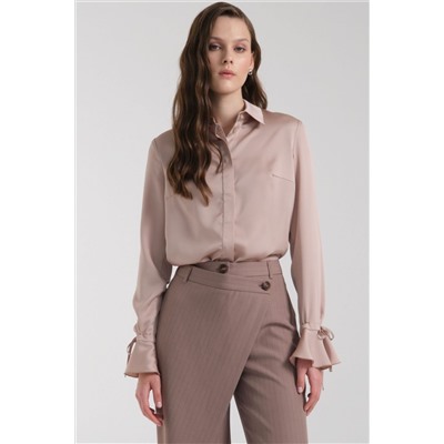 Блузка бежевая с воланом на рукаве