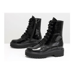 Женские лаковые ботинки на шнуровке в стиле Dr. Martens, выполнены из натуральной лаковой кожи черного цвета, на утолщенной подошве, Б-2069-05