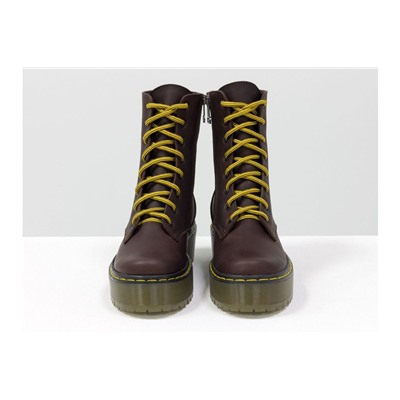 Женские ботинки на шнуровке в стиле Dr. Martens, выполнены из натуральной матовой кожи коричневого цвета, на утолщенной подошве, с характерной желтой отстрочкой и шнурками в цвет, Б-2069-01