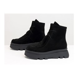 Ботинки на шнуровке в стиле desert boots, выполнены из натуральной черной замши, на высокой ребристой черной подошве, Б-2175-02