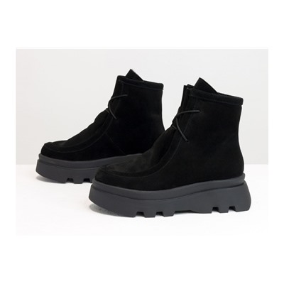 Ботинки на шнуровке в стиле desert boots, выполнены из натуральной черной замши, на высокой ребристой черной подошве, Б-2175-02