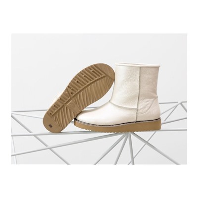 Женские нарядные сапожки в стиле UGG из натуральной кожи молочного цвета, на светлой подошве, Коллекция Осень-Зима от ТМ Gino Figini, Б-1993-01