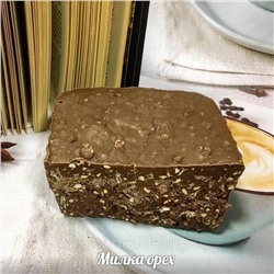 Молочный шоколад с орехом
