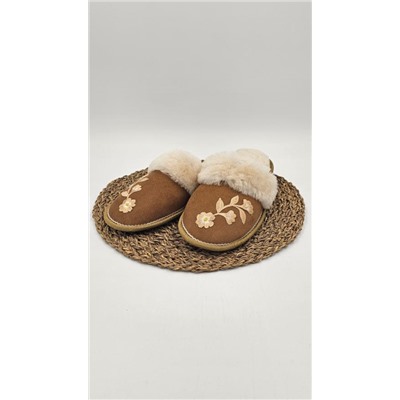 Женские тапочки из мутона с аппликацией
