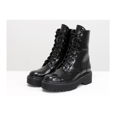 Женские лаковые ботинки на шнуровке в стиле Dr. Martens, выполнены из натуральной лаковой кожи черного цвета, на утолщенной подошве, Б-2069-05