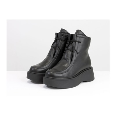 Ботинки на шнуровке в стиле desert boots, выполнены из натуральной черной кожи, на высокой черной подошве, Б-2175-05