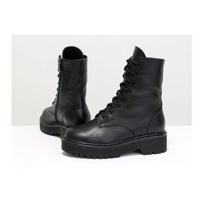 Женские ботинки на шнуровке в стиле Dr. Martens, выполнены из натуральной лицевой кожи черного цвета, на утолщенной черной подошве, Б-2069-07