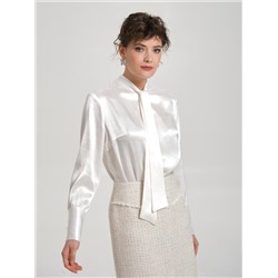 Блузка молочного цвета с бантом