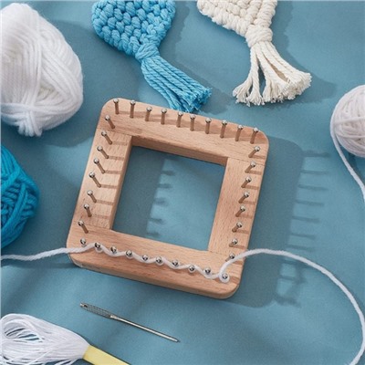 Устройство для плетения, деревянное, с металлическими штырями, 10 × 10 × 3,5 см